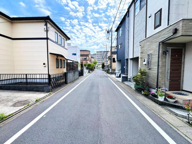 買物施設等もそろい至便ながらも閑静な住宅街の一角に位置しています。