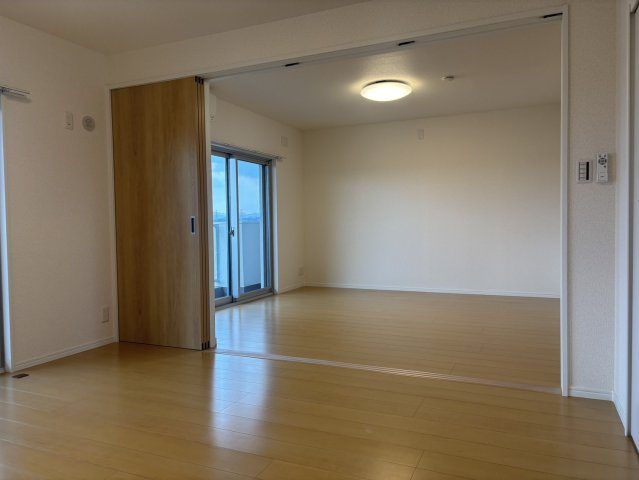 洋室8帖。LDKと引戸で仕切られており、一体として利用することができるお部屋です。