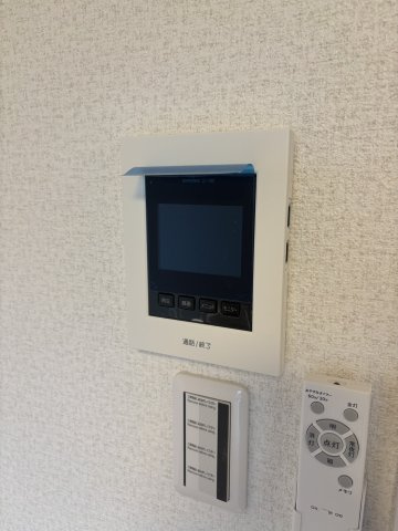 モニター付きインターフォンがあり、急な来客でも室内から顔が確認できるので安心です。