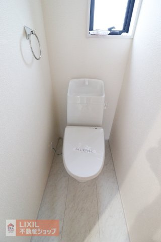【トイレ】現地完成写真。温水洗浄暖房便座付き。