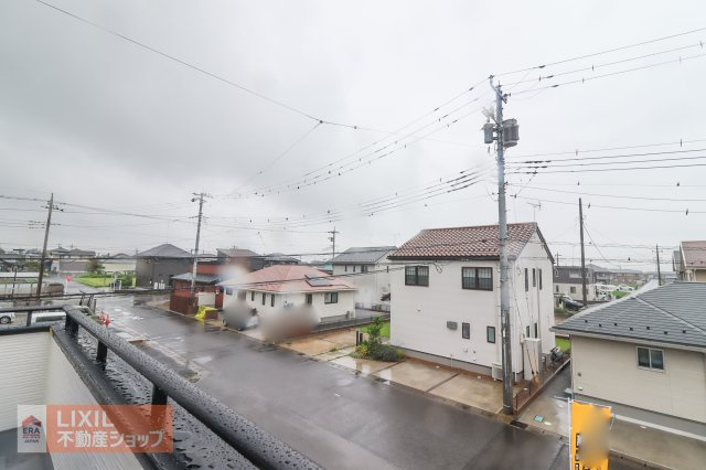 【建物からの眺望】現地完成写真。バルコニーからの景色。十分な間隔が確保されております。