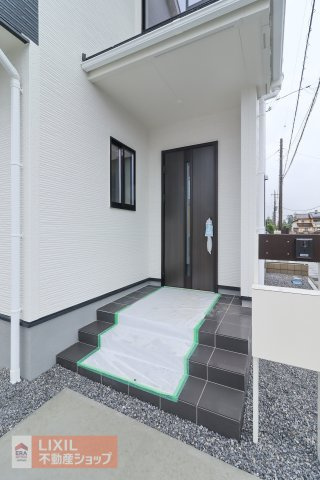 【エントランス】現地完成写真。ゆったりとした玄関。奥行きのあるポーチで雨の日も安心です。