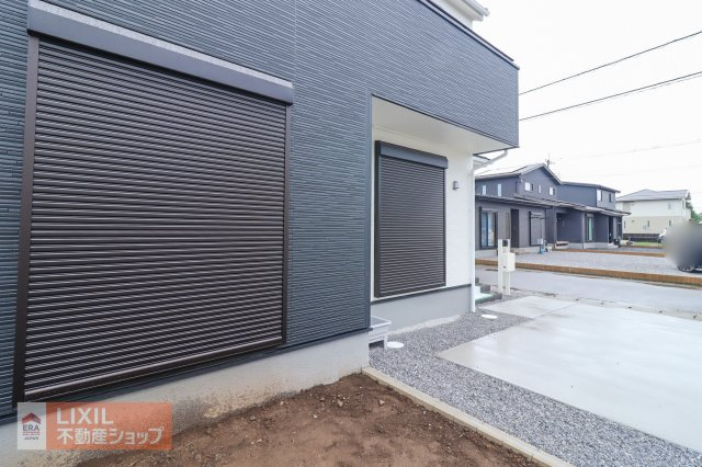 【防犯設備】現地完成写真。1階リビングには雨風の強い日にも役立つ防犯シャッターがついています。
