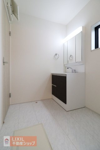 【脱衣所】現地完成写真。洗面脱衣所はゆったりとしたスペースで使いやすいです。