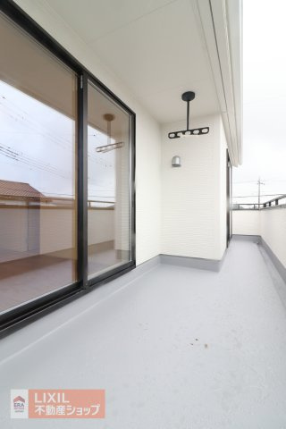 【バルコニー】現地完成写真。広々バルコニーでお布団や洗濯物がたくさん干せます♪