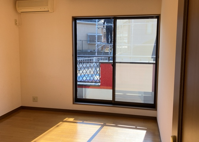 洋室のメリットは重い家具が置きやすく、身の回りが整理しやすいことです。　床がフローリングのため畳とは異なり凹みにくいです。　クローゼットなど収納が豊富で、普段使わない旅行カバンや服の整頓も簡単にです。