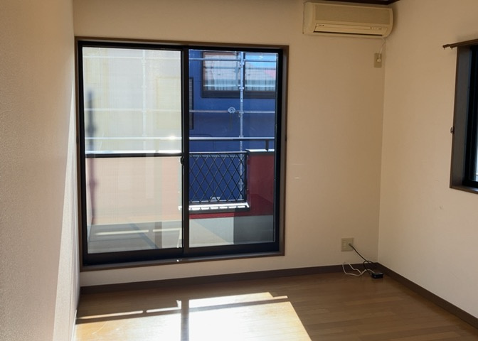 寝室でゆっくりと過ごすためにはベッド周りの適度な空間を担保することや窓の位置、照明の明るさ、寝室の広さなどを考える必要があります。自身や家族の構成とライフスタイルに併せて寝室にする部屋を選びましょう！