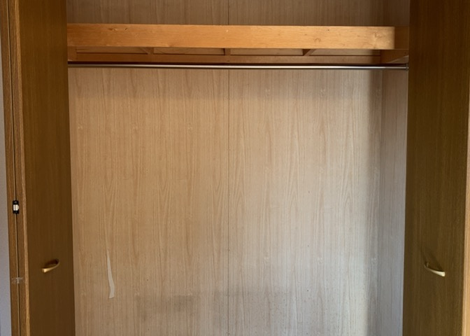 デザイン性を重視しすぎて収納が少なかった！なんてことにならないため、事前に現地で収納の数を確認しておくことをお勧めします。クローゼット以外にも床下収納や屋根裏収納、パントリーなどもチェックしましょう。