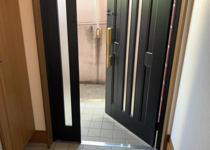 玄関は家の顔でもあり、家族以外の目にも止まる場所です。玄関は外との間を仕切る扉、靴などをしまっておく収納スペース、靴脱ぎのたたきスペース、来客とのやり取りをするドアホンなど複数のアイテムからなります。