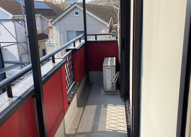 バルコニーは、室外の専用スペースのうち、「屋根がなく開放された空間」であるものを指します。ベランダより広いタイプのものが多く、日当たりもよいため家庭菜園などを楽しみたい人にとって適した環境となります。