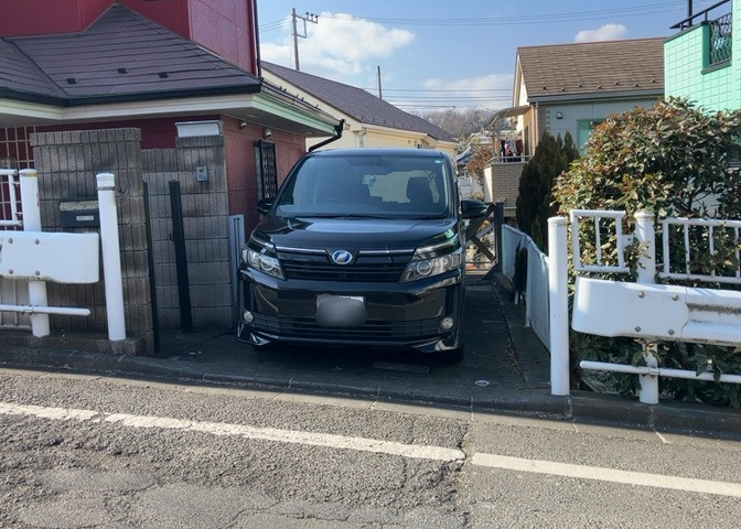 駐車場と明記されていても、最小スペースでつくられた駐車場だと大型車は駐車できなかったり、出入りしにくくなったりする可能性があります。お車のサイズと購入したい物件の駐車場のサイズを現地で確認しましょう。
