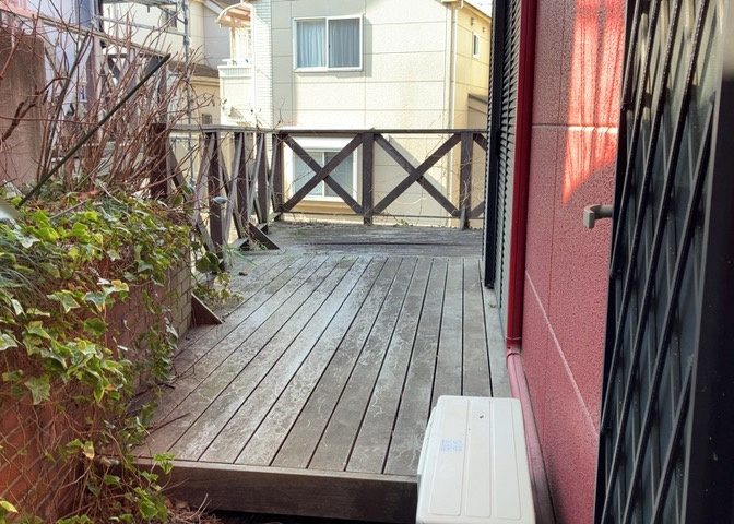 庭があることでガーデニングや家庭菜園はもちろん、こどもの遊び場やペットを放して遊ぶことができます。また、家の周囲に余裕があるということです。隣地との間があれば、十分な日当たりと、風通しが確保できます。