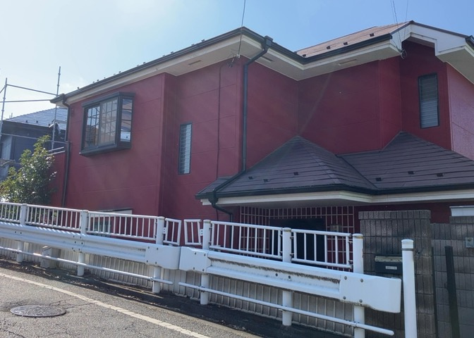 住宅用の土地では前面道路に2m以上接していなければならないと法律で定められています。しかし、お持ちの車のサイズやライフスタイルなどにより、2mでは利便が悪い場合もございますので、事前に確認しましょう。