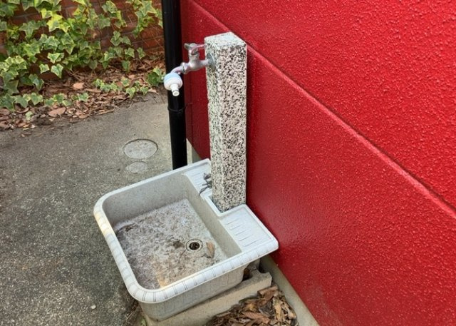 敷地内に散水栓や立水栓があると便利です。水道水を直接利用できるため、水を運ぶ手間を省くことが出来ます。大量の水を必要とする洗車作業や清掃などに役立ちます。その他設備とあわせて、現地でご確認ください。
