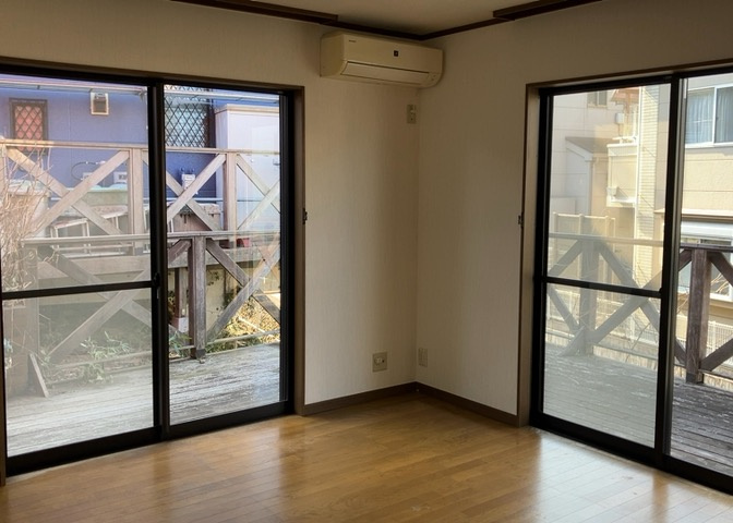 L型アイランドタイプは、キッチンからダイニングにもリビングにも目が行き届くので、とても使いやすい配置です。L字型独立タイプは、キッチンを独立させてるためLDKというよりもLDといった様なイメージです。