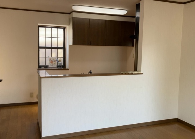 ダイニングは、食事や家族の団らんスペースとしてだけではなく、ほかの用途としても使用することができます。ダイニングテーブルを置き、食事のためのスペースを作ることでリビングとの差別化を図ることができます。