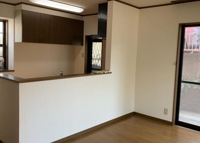 ダイニングにはダイニングテーブルセットなどを置くことが多く、間取りにおいて「D」と略記されますが、食事を作るときの作業場として使用したり、朝食を食べたりするときだけに使われるケースも少なくありません。