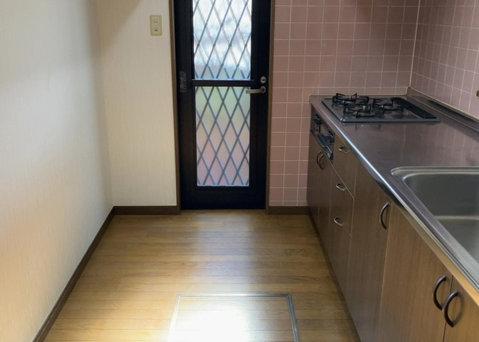 DKの物件でも広く見せたい方は、ダイニングスペースを広く使えるように工夫しましょう。低めのダイニングソファを置くと、家具の圧迫感が減り、広く見せることができ、ダイニングをリビングのように使用できます！