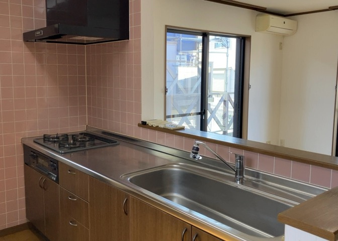 ダイニングとキッチンの間を扉や壁などで仕切らず、一体化させた間取りです。キッチンカウンターがついている物件ならば、食事をキッチンカウンターで取ることで、ダイニングスペースをリビングとして使用できます。