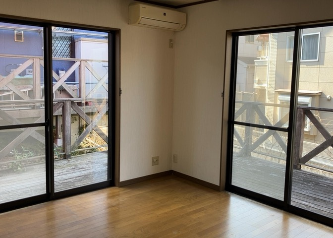 サッシは、ガラス窓に使用される金属製の窓枠です。一般的に住宅建築では、金属製建具工事の段階でガラス類・玄関などと同時に設置されます。種類や構造により断熱性能や遮音性能が異なるので現地でご確認ください。