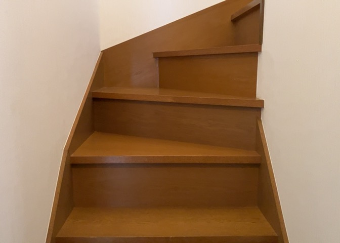 限られた敷地面積の場合、収納スペースを狭くして居室スペースを広く取ろうとすると、収納スペースがなくて困ることがあります。見学の際に各部屋に収納スペースがあるか、収納を置く場所はあるのか確認しましょう。