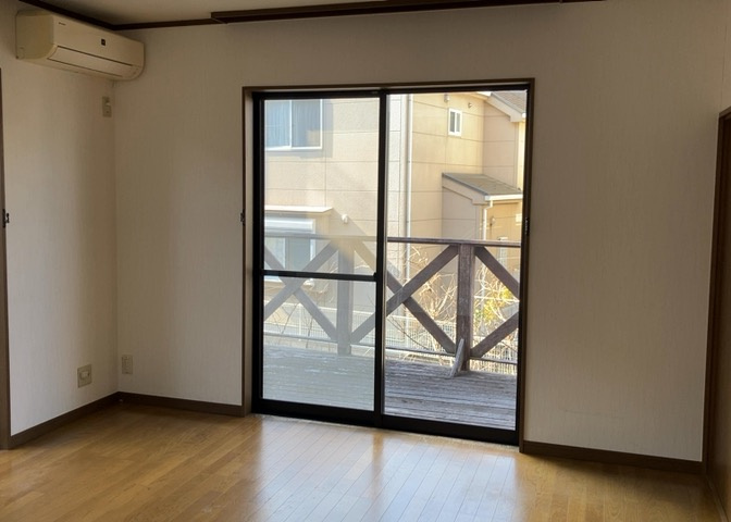 直線タイプはLとDKを一直線に並べた形で対面キッチンのタイプです。一般的なのでよく見かけるかもしれません。直線タイプに似た直接アイランドタイプは、キッチンとダイニングの間に壁がない分広く感じられます。