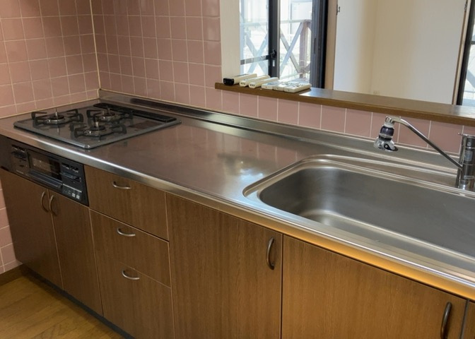 標準的なシステムキッチンの横幅は、165cm～300cm程度です。2100・2400・2550・2700などミリ単位で表記されます。普段どのように料理をするのかを想定しながら合ったサイズを選びましょう