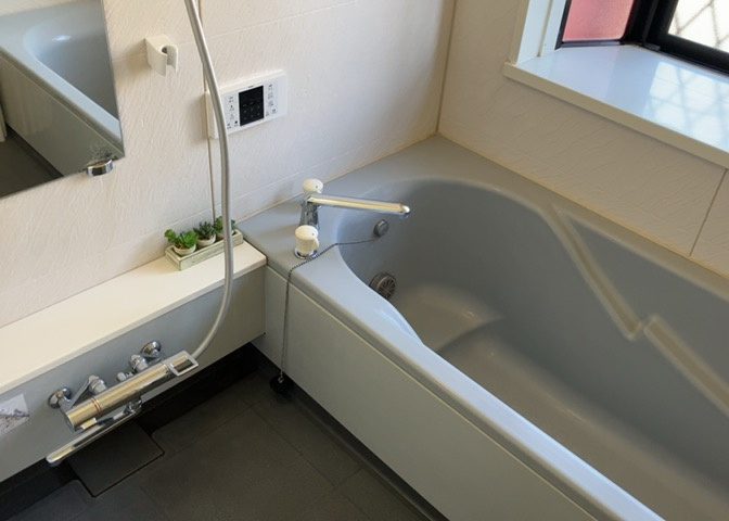 入浴時の快適さも大事なことですが、綺麗な状態を維持できなければ気持ちよく入浴できません。毎日の掃除が楽という点は大事なポイントになります！カビが生えにくく掃除がしやすい、壁や浴槽を選ぶといいでしょう。