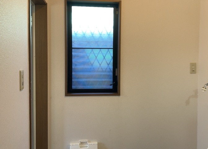 多くの戸建て住宅で見かける洗面脱衣所は、洗面台と洗濯機が2畳ほどのスペースに並べられていて、洗面所が脱衣所を兼ね備えている間取りが一般的です。お客様が利用することもある、パブリックな空間でもあります。