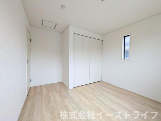 2号棟写真　洋室は和室と比べて家具を置いたり敷物を敷いたりと、カスタマイズ性が高いので、自分の好みの部屋にしやすいです♪