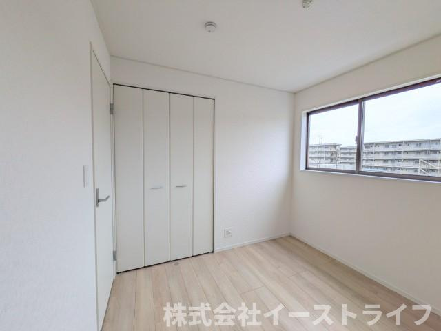 2号棟写真　家具などのインテリアともマッチしておしゃれ感が出しやすく、身の回りの整理がしやすいのも洋室の魅力です◎