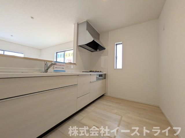 2号棟写真　対面キッチンは家族とのコミュニケーションをとりながらお料理できるのが魅力です♪とくに小さなお子さんを持つご家庭では、調理中もお子さんの様子をみられるので大きな安心に繋がりますね♪
