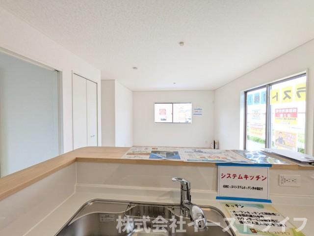 2号棟写真　対面式キッチンなので、リビングルームにいるご家族の様子を見ながら調理ができ、小さなお子様がいるご家庭でも安心です。