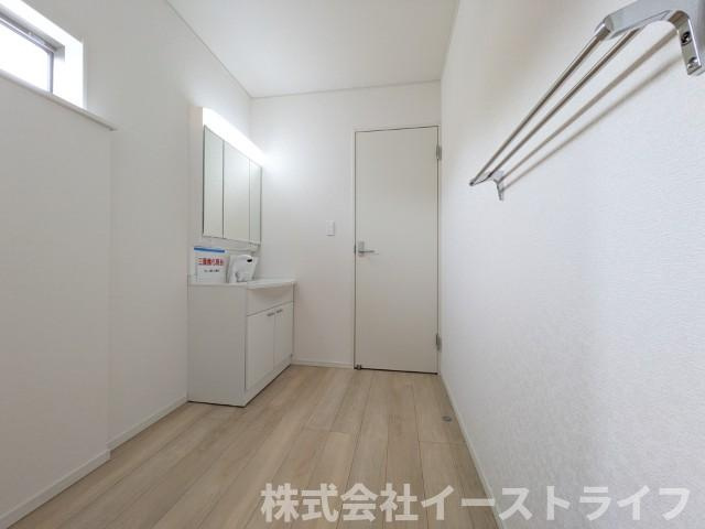 2号棟写真　朝の身支度に便利な独立洗面台です。3面鏡で鏡の裏には収納スペースがあり、小物などをすっきり片づけることができます。