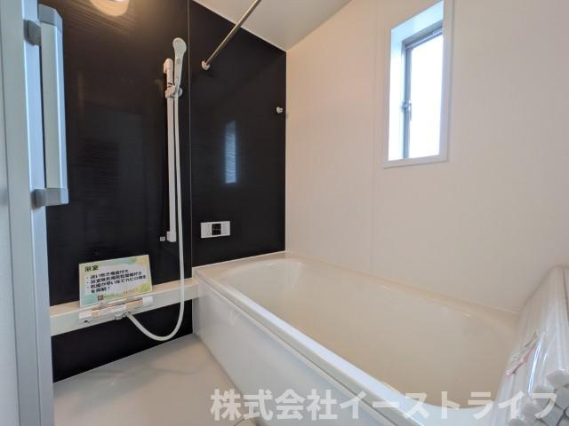 2号棟写真　リラックスできる雰囲気の浴室です。洗い場が広々としています。浴槽も広くリラックスするには最適です。