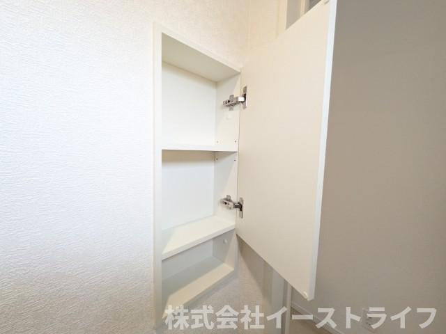 2号棟写真　トイレットペーパーなどを収納できる棚が備え付けてあるので大変便利です！