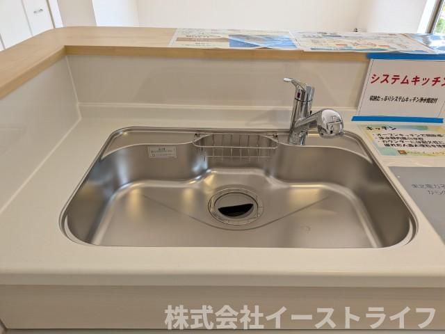 2号棟写真　浄水器一体型水栓です。お掃除がしやすいのもシステムキッチンの魅力です(^^)/