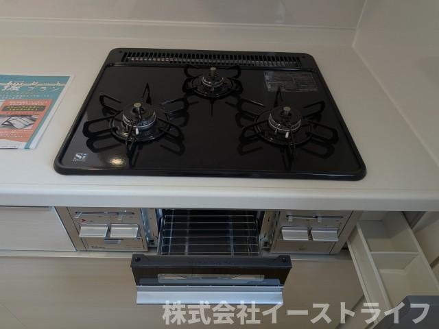 2号棟写真　コンロが3口ついていて、お料理が好きな方にも、時短したい方にも嬉しいです♪調味料入れ、魚焼きグリルも付いています