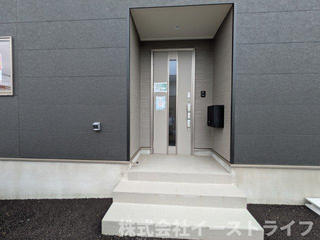2号棟写真　玄関ポーチにがついた落ち着いた玄関です