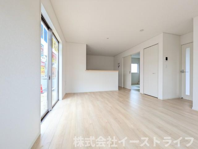 2号棟写真　広いリビングは、ご家族でゆっくりくつろぎたい方におすすめです。