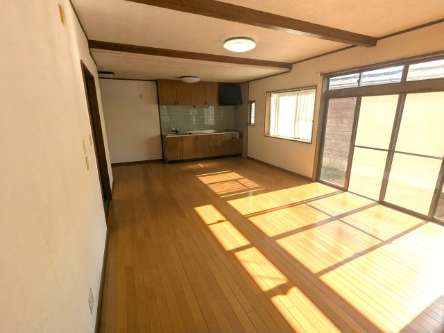 本邸LDKは家族が自然と集まる、明るく開放的な空間が魅力です。　