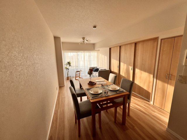 隣との3連扉を閉めることもできます。リビングだけでも15.8帖あるので、机を置いてもまだ少し　余裕があります。