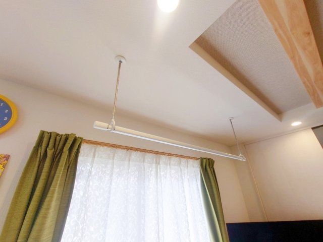 雨の日や花粉の季節に便利な部屋干しスペースを設けました