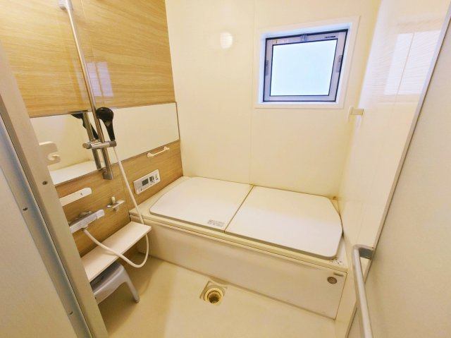 足をのばして一日の疲れをゆっくり癒せるバスルーム、便利な浴室換気乾燥機付き！