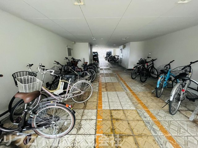屋根のある部分に駐輪場があり安心です