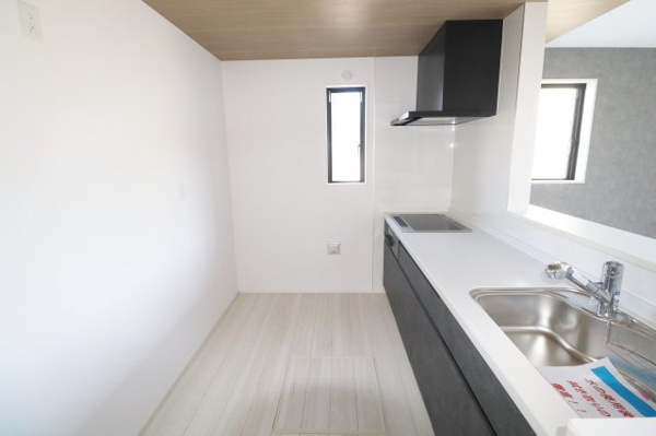 【郡山市菜根３丁目　　　１号棟　　　桜小学校、郡山第３中学区のキッチン】