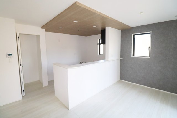 【郡山市菜根３丁目　　　１号棟　　　桜小学校、郡山第３中学区の居間】