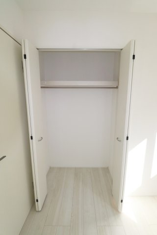 【郡山市菜根３丁目　　　１号棟　　　桜小学校、郡山第３中学区の洋室】