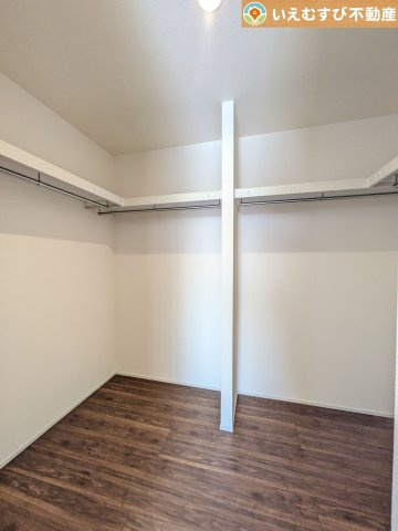 たっぷりの収納力を備えたウォークインクローゼット　たくさん収納できるので季節物やかさばるバッグなども片付きます♪