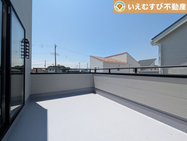 南バルコニーで毎日のお洗濯もラクラク快適　しっかり太陽の光が降り注ぐ南向きなのでお洗濯物が乾きやすい♪